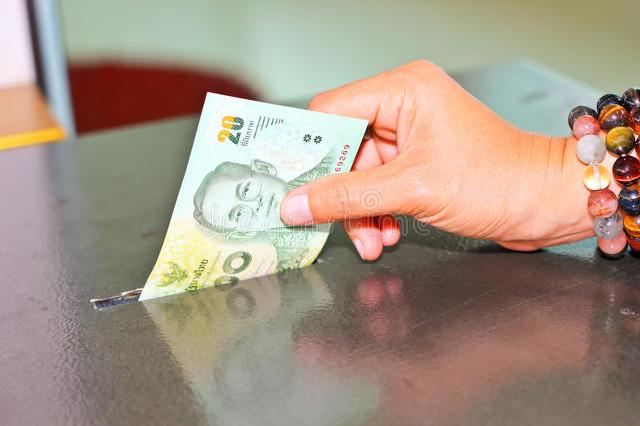 男子買東西中途換成假鈔被識(shí)破