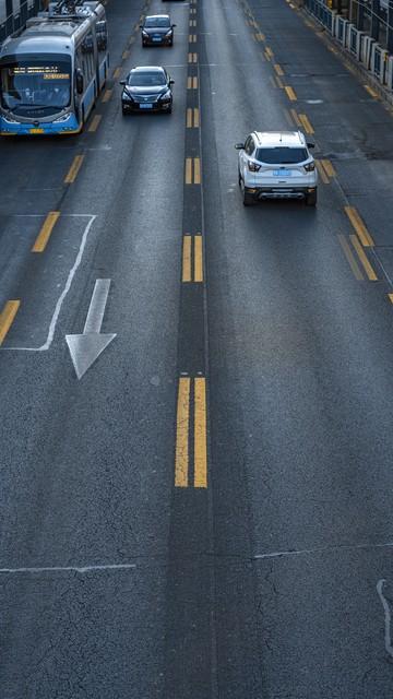 前車堵在路口不動,后車壓實(shí)線變道被扣3分?交警:不懂下次照罰