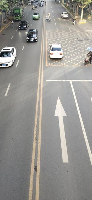 前車堵在路口不動,后車壓實(shí)線變道被扣3分?交警:不懂下次照罰
