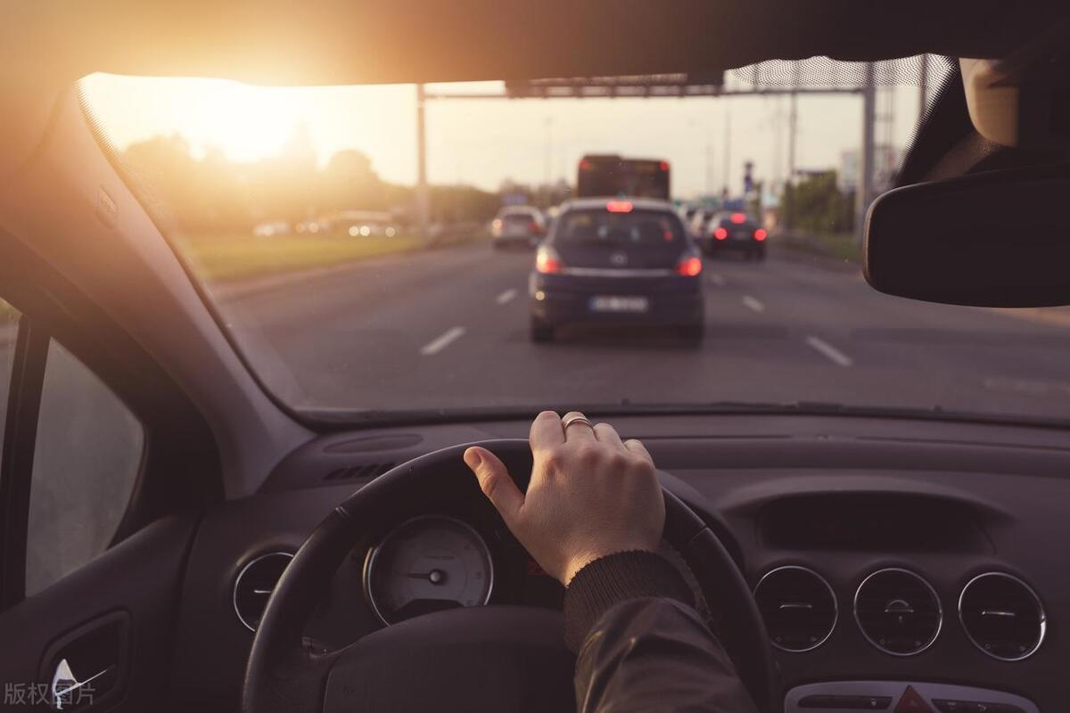 前車堵在路口不動,后車壓實(shí)線變道被扣3分?交警:不懂下次照罰