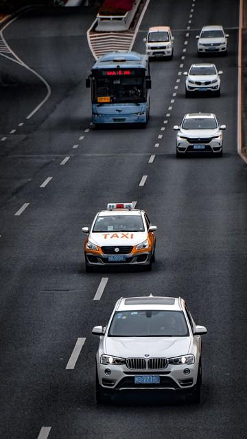 前車堵在路口不動,后車壓實(shí)線變道被扣3分?交警:不懂下次照罰