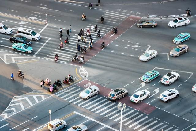 前車堵在路口不動,后車壓實(shí)線變道被扣3分?交警:不懂下次照罰