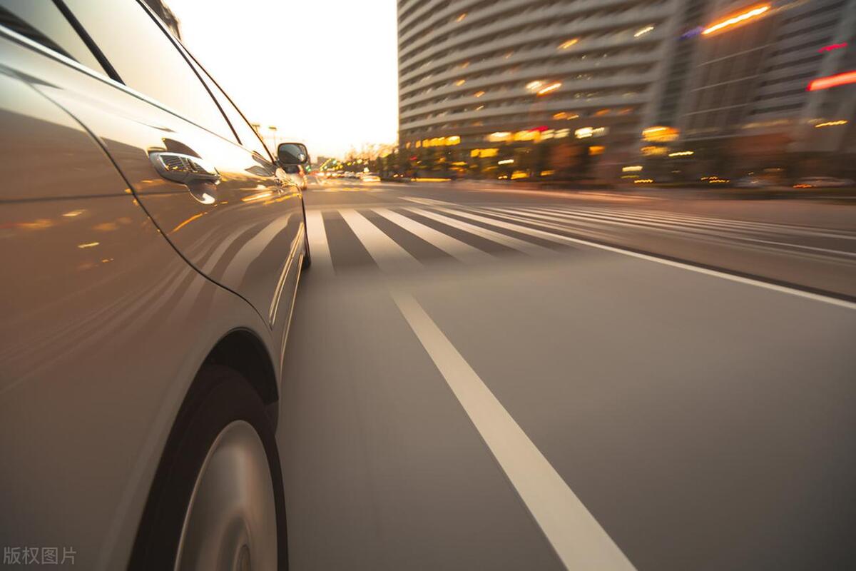 前車堵在路口不動,后車壓實(shí)線變道被扣3分?交警:不懂下次照罰