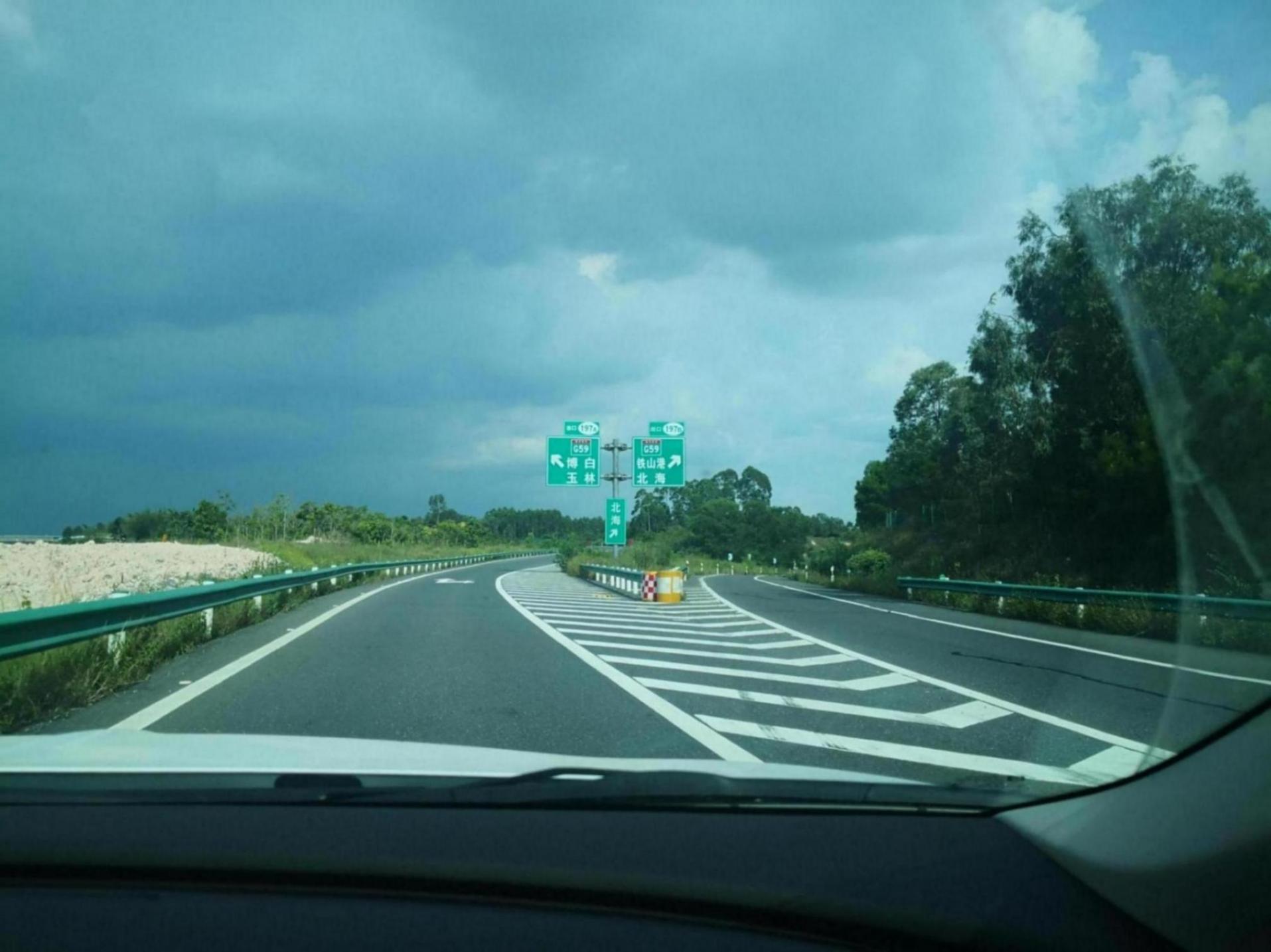 夏季高速開(kāi)車時(shí)有經(jīng)驗(yàn)的司機(jī)都這樣做,里面大有學(xué)問(wèn),給你講清楚