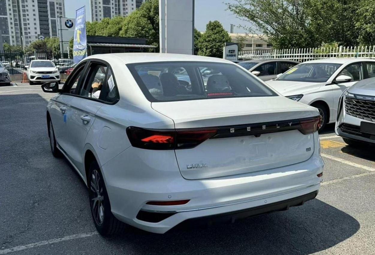 全新帝豪實車曝光,外觀酷似吉利星瑞,內飾更有科技感