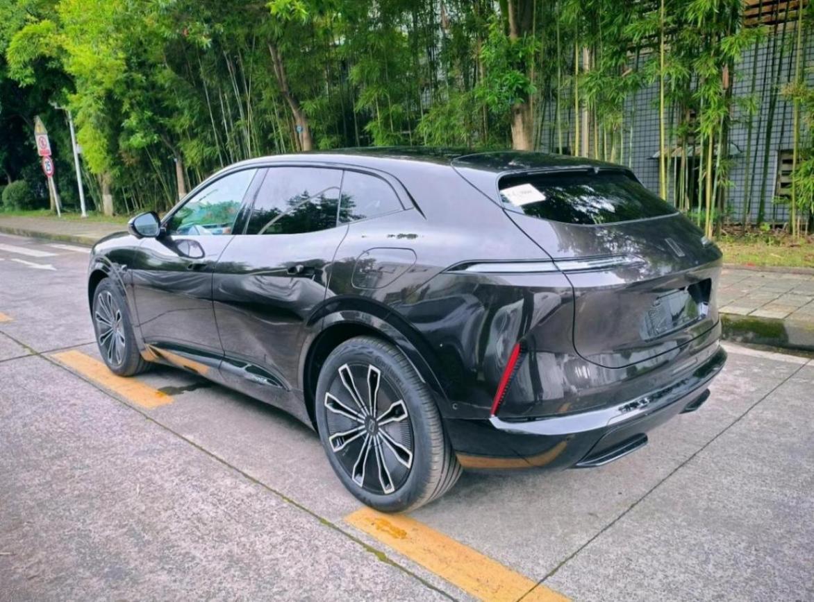 車尾設(shè)計(jì)非常個(gè)性,阿維塔07實(shí)車圖曝光