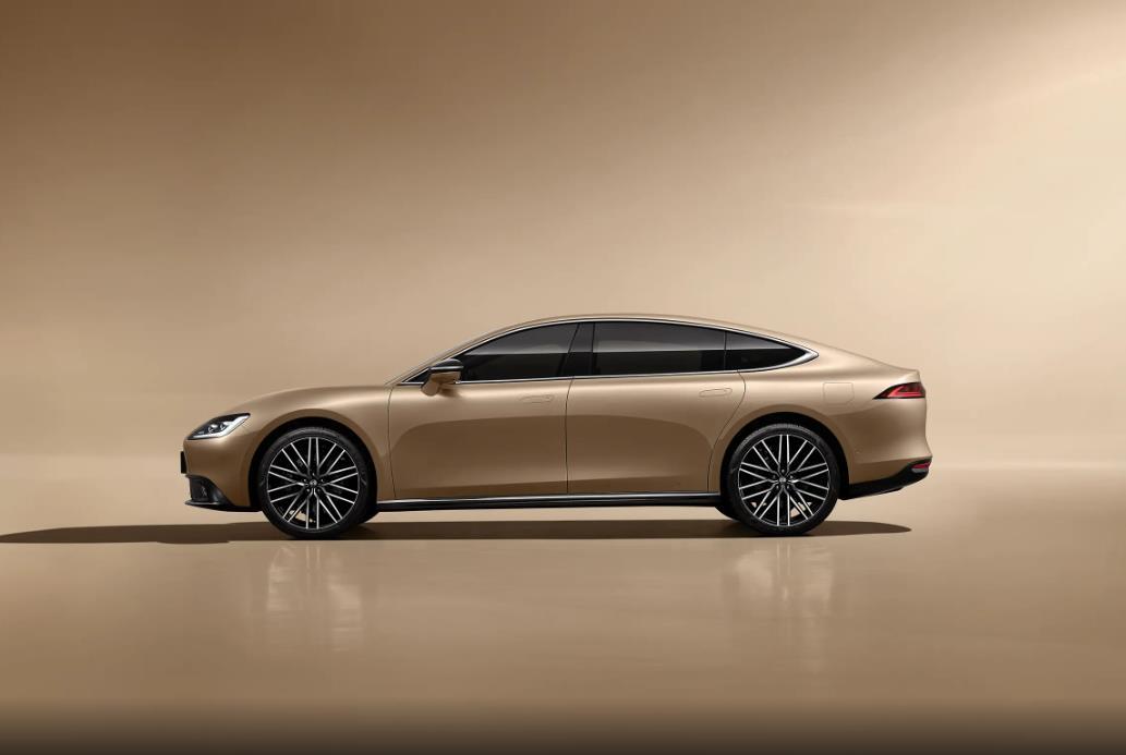 卡車廠的電動(dòng)車能買?5.27米大車26萬(wàn)多,720公里續(xù)航3.2秒破百