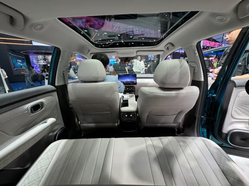 年輕人的第一臺(tái)車該省在哪?拆解埃安UT發(fā)現(xiàn)安全配置沒(méi)縮水