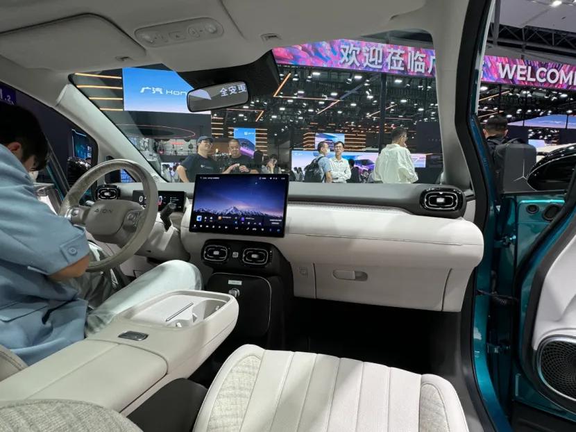 年輕人的第一臺(tái)車該省在哪?拆解埃安UT發(fā)現(xiàn)安全配置沒(méi)縮水